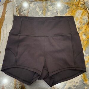 Black High Waist Athletic Shorts with Wide Waistband and Form-Fitting Design
